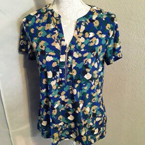 Anne Klein lovey golden zipper accent blue colorful top size S.
